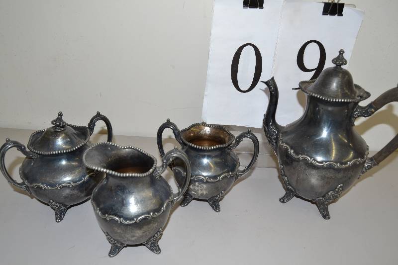 lot 9 image: Serving dishes