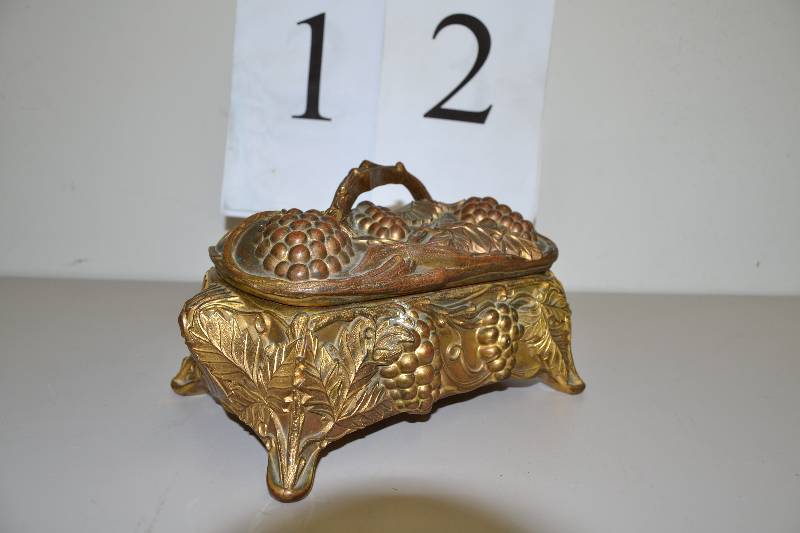 lot 12 image: Trinket box