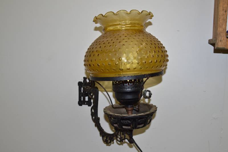 lot 17 image: Wall mounted lamp
