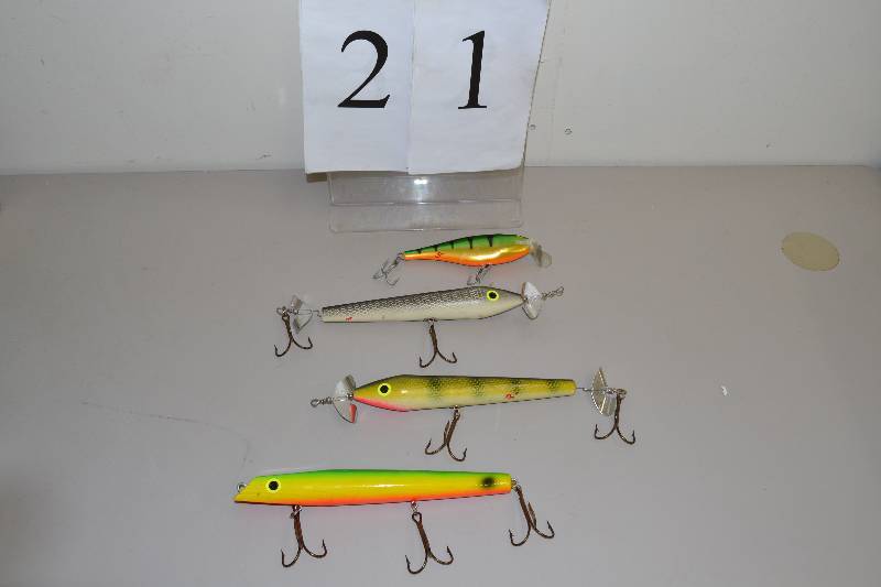 lot 21 image: Muskie - Pike lures