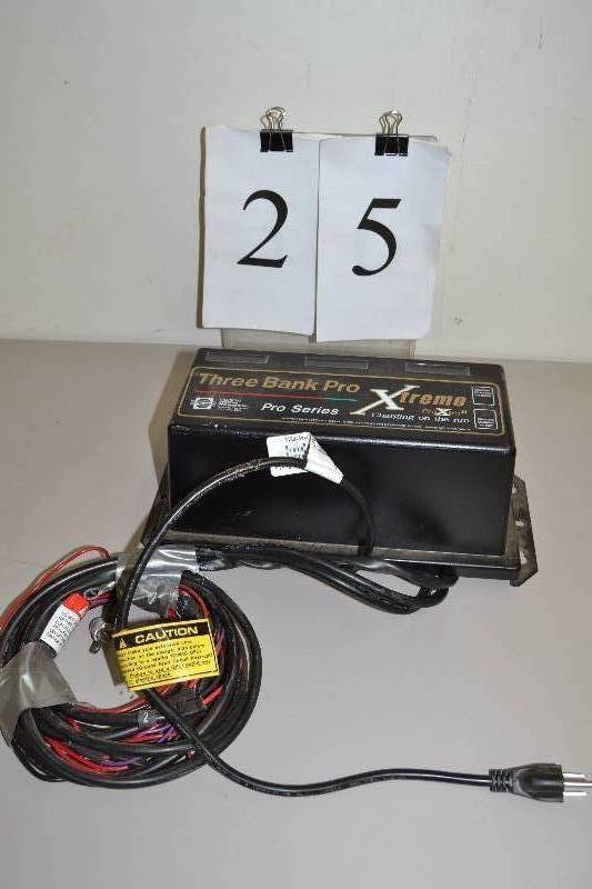 lot 25 image: Battery Charger