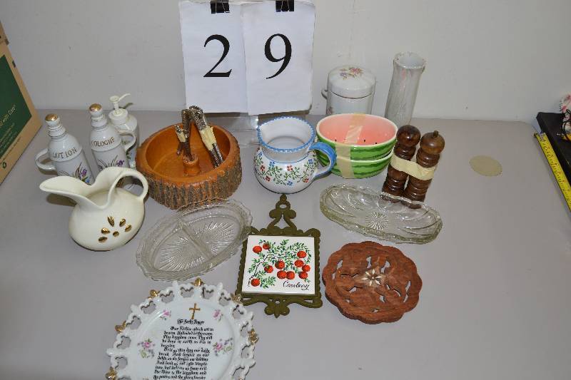 lot 29 image: Misc items