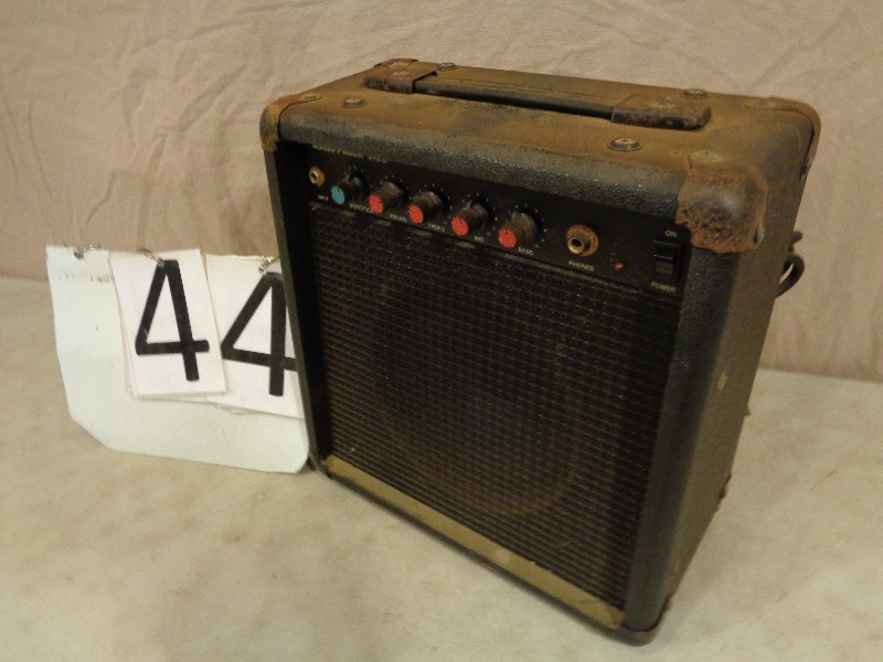 lot 44 image: Radio Shack Amp