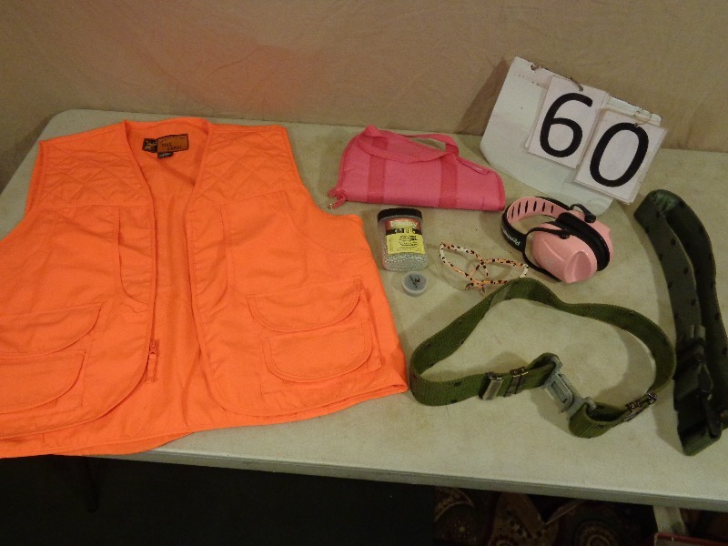 lot 60 image: Hunting Shooting Items
