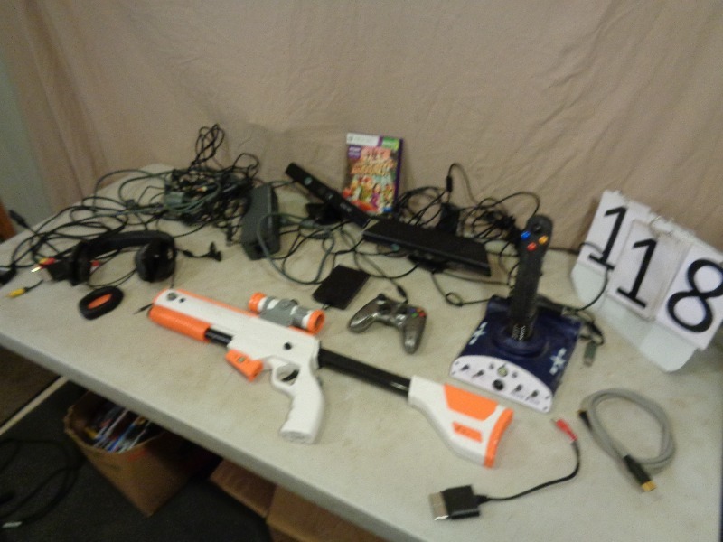 lot 118 image: XBox 360 Game System Accessories