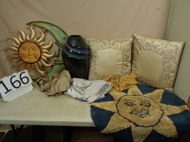 lot 166 image: Household and Decor