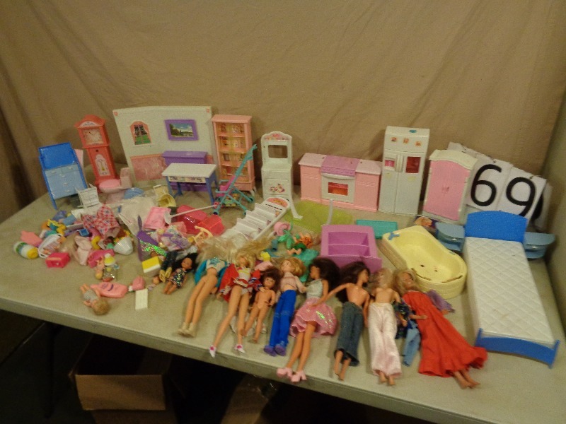 lot 169 image: Barbies and Barbie Accessories