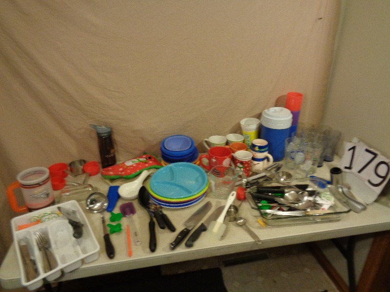 lot 179 image: Kitchen Items