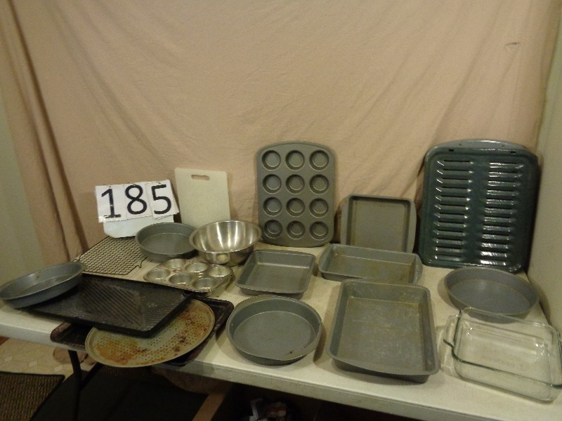 lot 185 image: Baking Pans