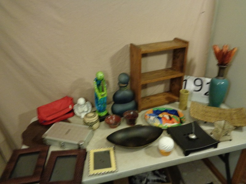 lot 192 image: Decor Items