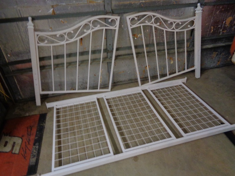 lot 15 image: Day Bed