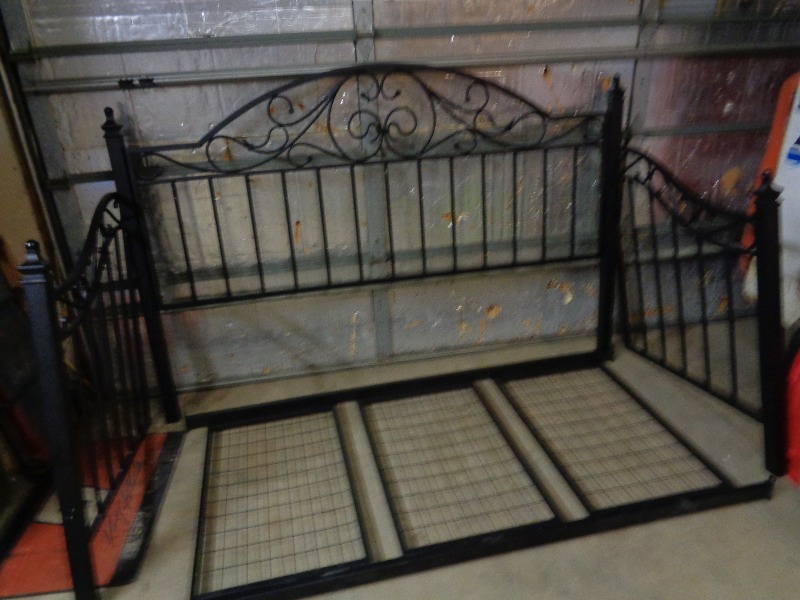 lot 16 image: Day Bed