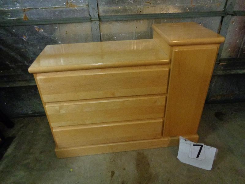 lot 7 image: Dresser