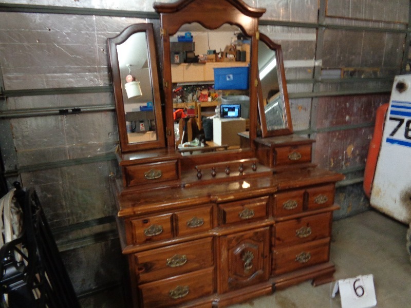 lot 6 image: Dresser with Mirror
