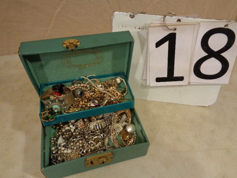 lot 18 image: Jewelry Box with Jewelry