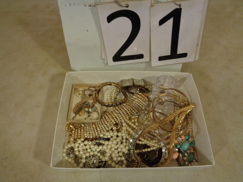 lot 21 image: Assorted Jewlery