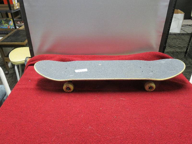 lot 13 image: skateboard