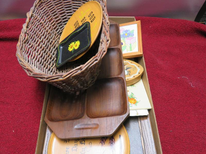 lot 15 image: pictures and trays