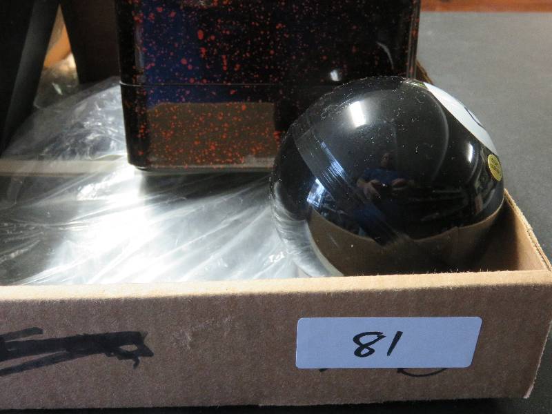lot 81 image: 8 ball