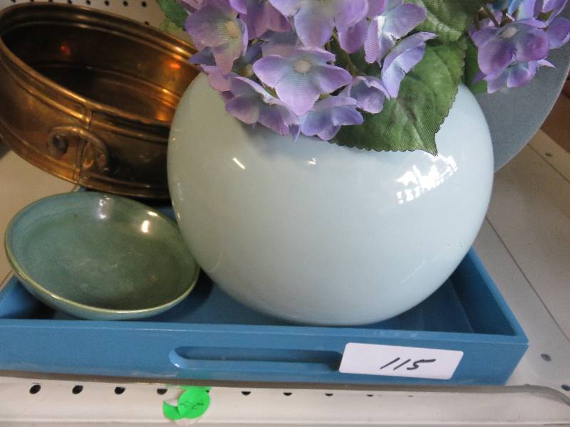 lot 115 image: trays plus