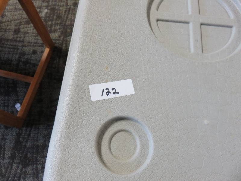 lot 122 image: dog kennel