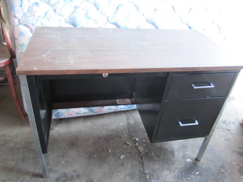 metal desk one leg needs screw repl...