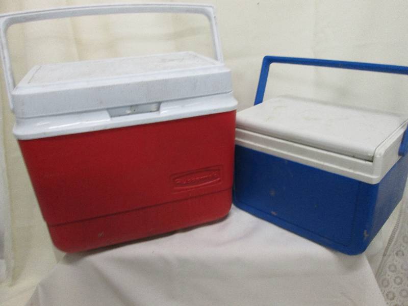Lot of 2 coolers 1 red Rubbermaid,...