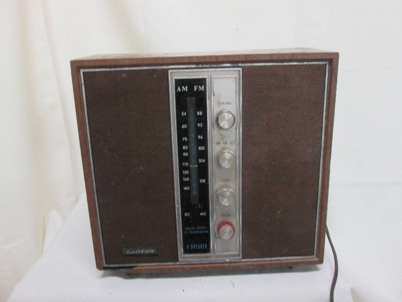 Vintage Lloyds Solid State Radio...