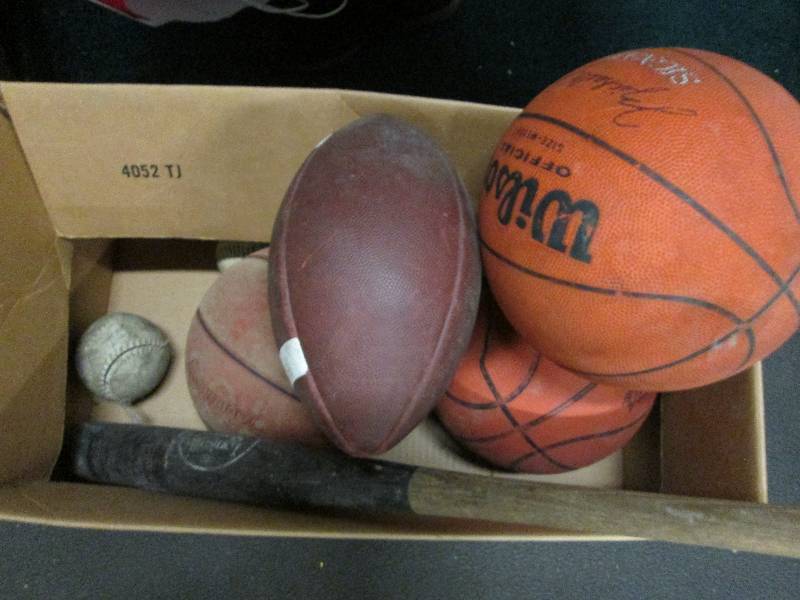 Sports Box 3 basketballs, 1 footba...