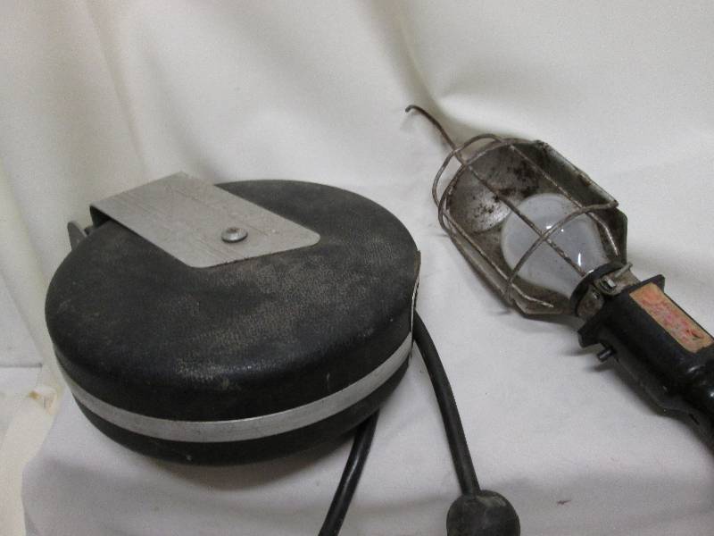 Trouble light with retractible cord...