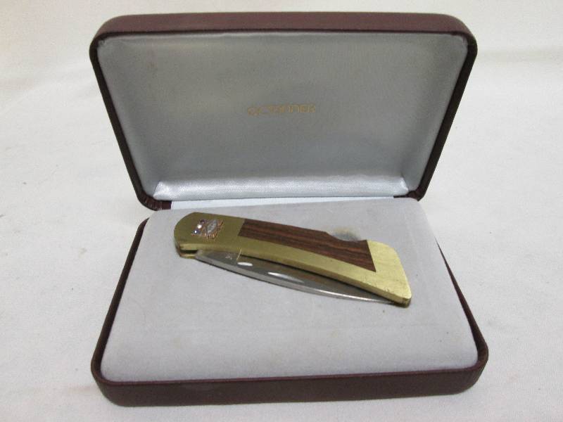 Beautiful jeweled buck knife in cas...