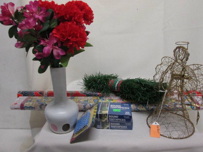 lot 317 image: Mixed lot Christmas metallic garla...