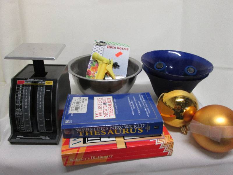lot 322 image: Assorted lot Mail scale, mixing bo...