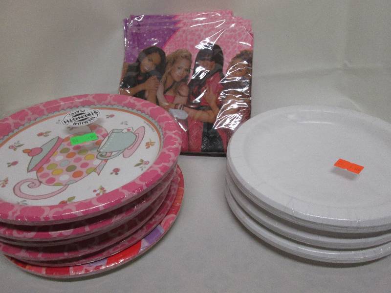 lot 334 image: Assorted party plates and napkins ...