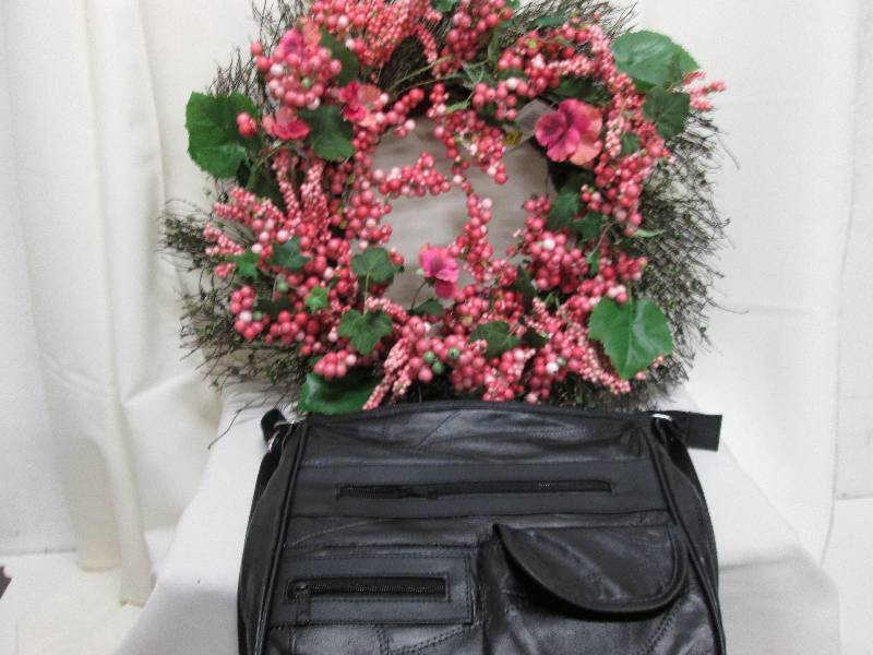 lot 350 image: Pink berry wreath, 12x10 inch patch...