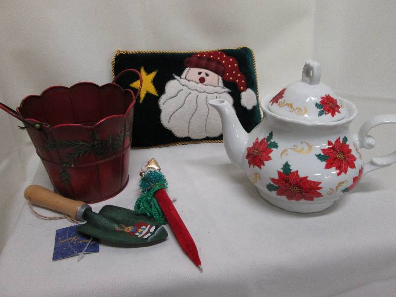 lot 356 image: Christmas bucket & shovel, Santa pi...