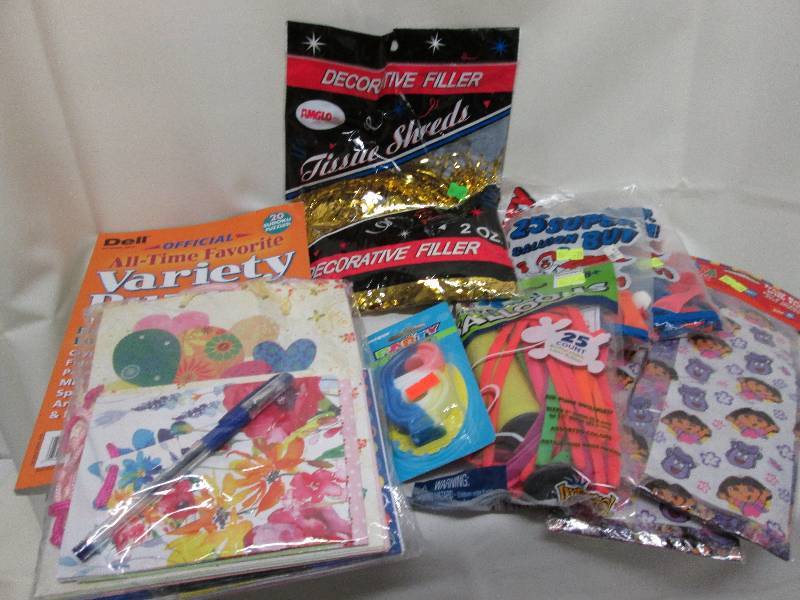 lot 369 image: Party supplies Assorted gift bags,...