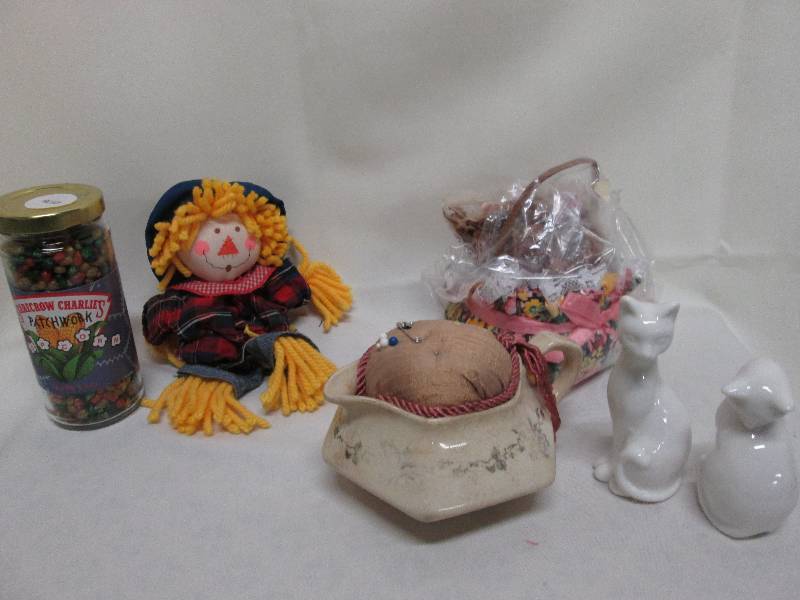 lot 370 image: Colored popcorn with Scarecrow, Cer...
