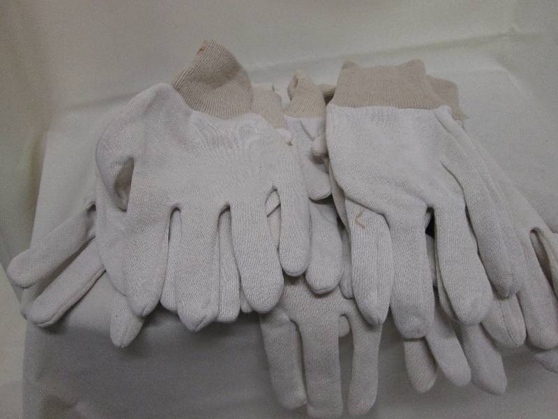 lot 372 image: 6 pr off-white soft work gloves...