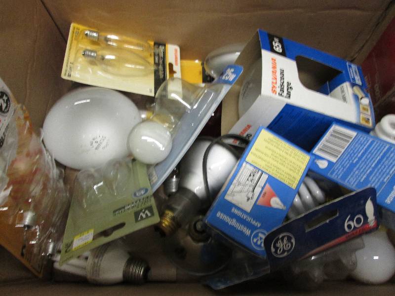 lot 384 image: Box of assorted light bulbs, lots of lights, most are standard socket size