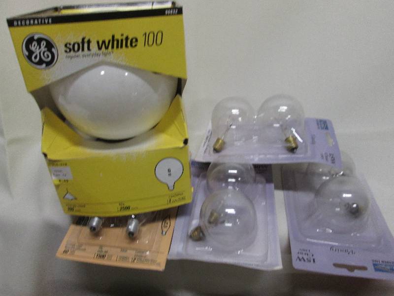 lot 385 image: Box of assorted light bulbs, lots of lights, most are standard socket size