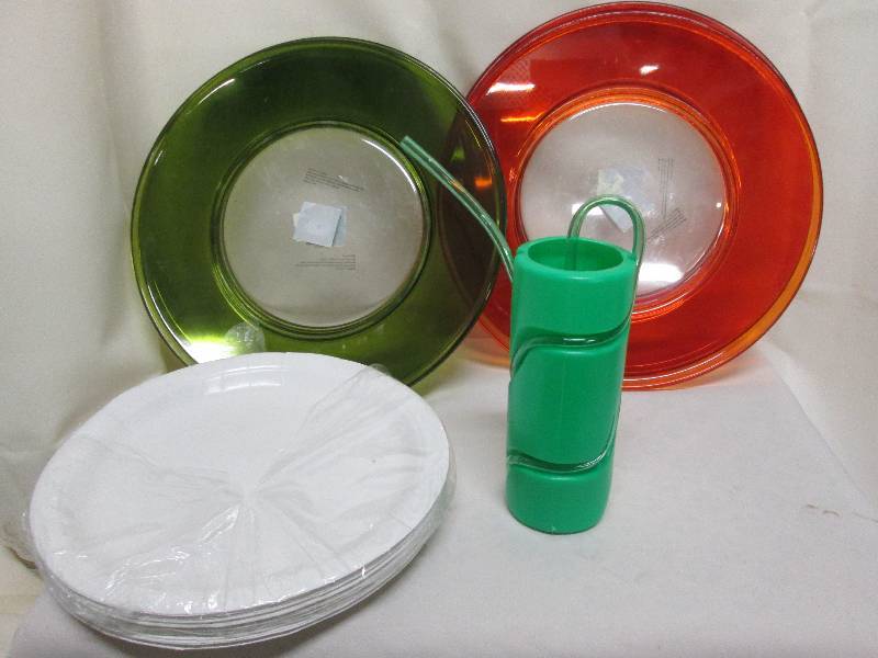 lot 7 image: 4 plastic serving plates 2 red2 gr...