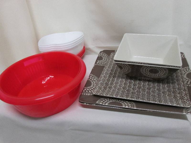 lot 20 image: 3 plastic apple shaped bowls with l...