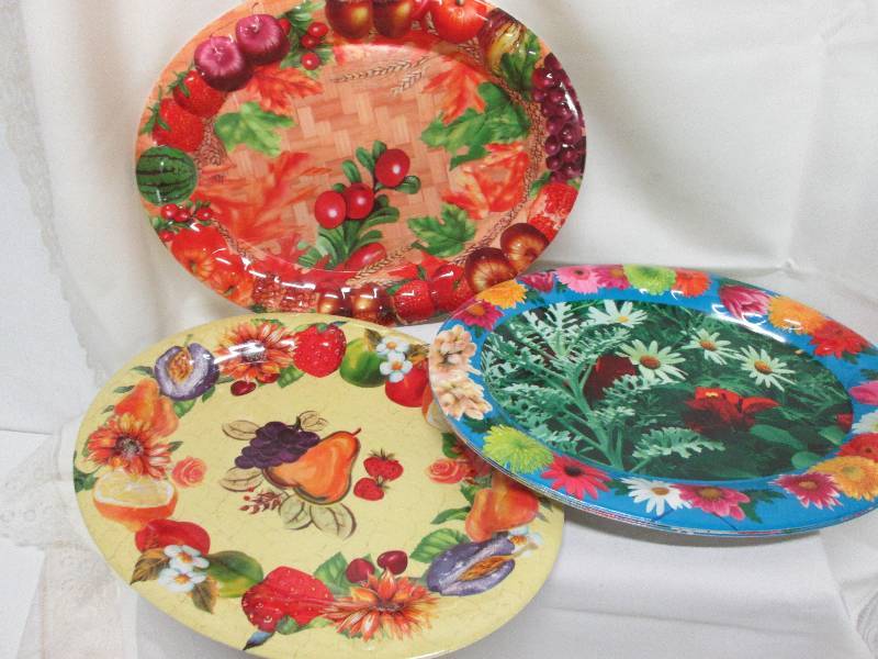 lot 22 image: Lot of 5 large 16 colorful plastic...