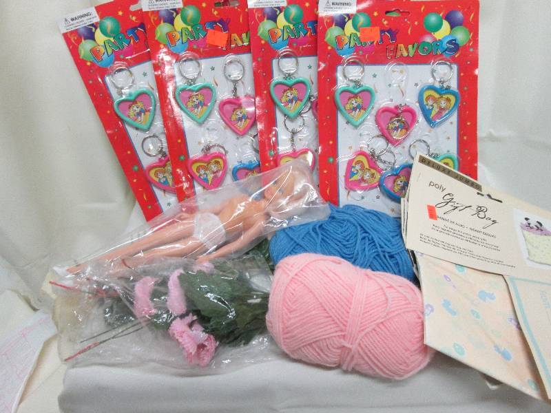 lot 33 image: 4 pks heart party favors, Barbie li...