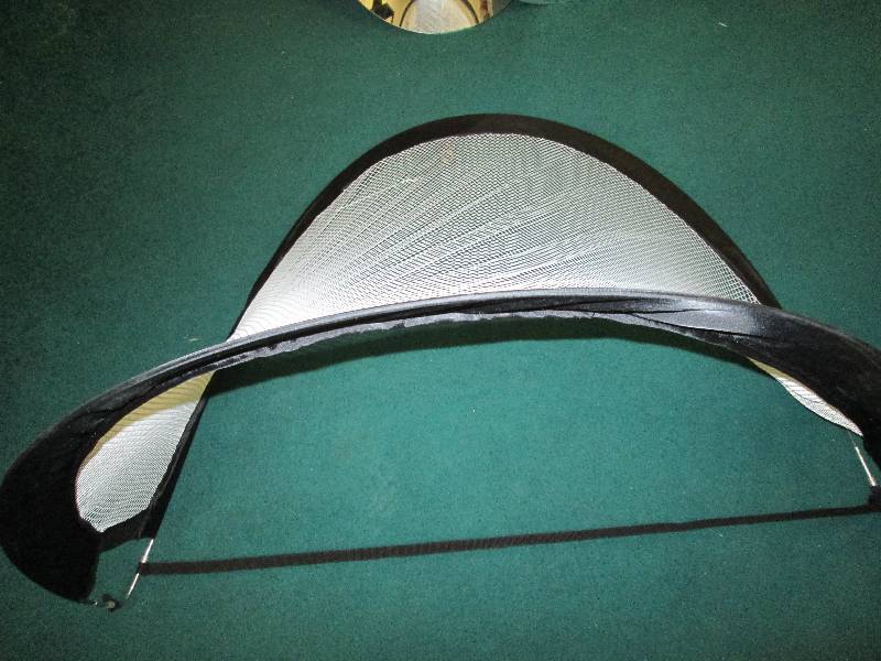 lot 35 image: Mesh foldable  stakable shield wit...