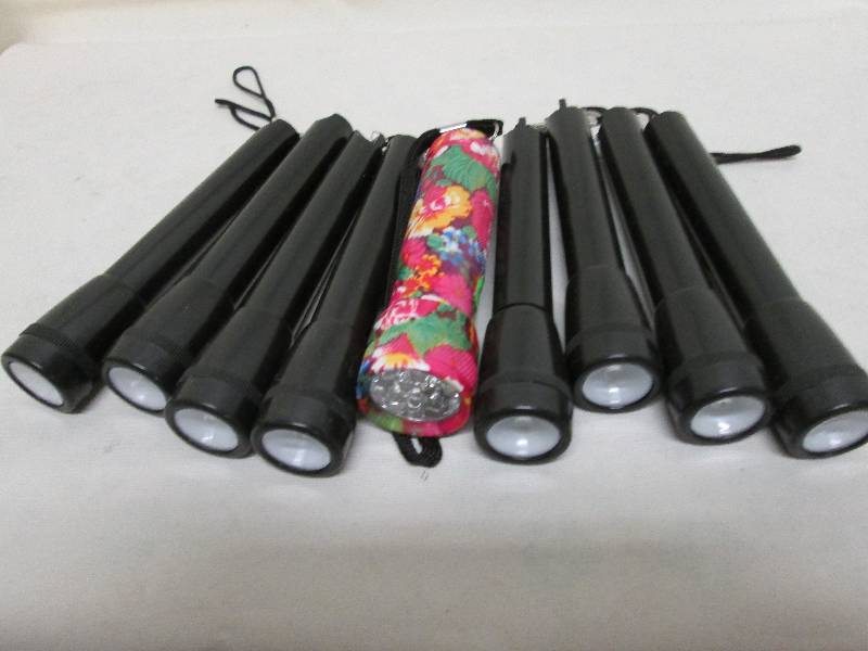 lot 40 image: Lot of 9 small flashlights 8 black...