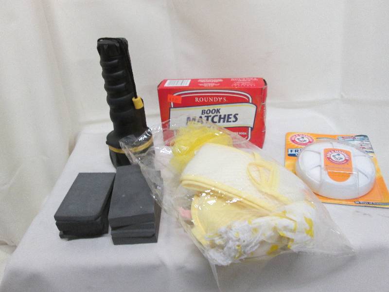 lot 43 image: Assorted lot large flash light, 1 ...