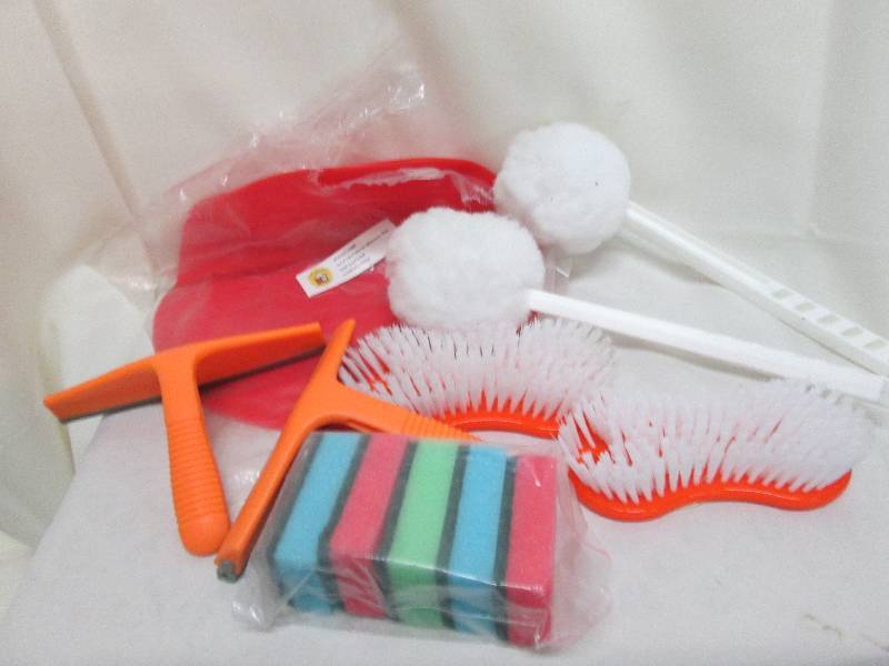 lot 55 image: 2 window squeegees, 2 red silicone ...