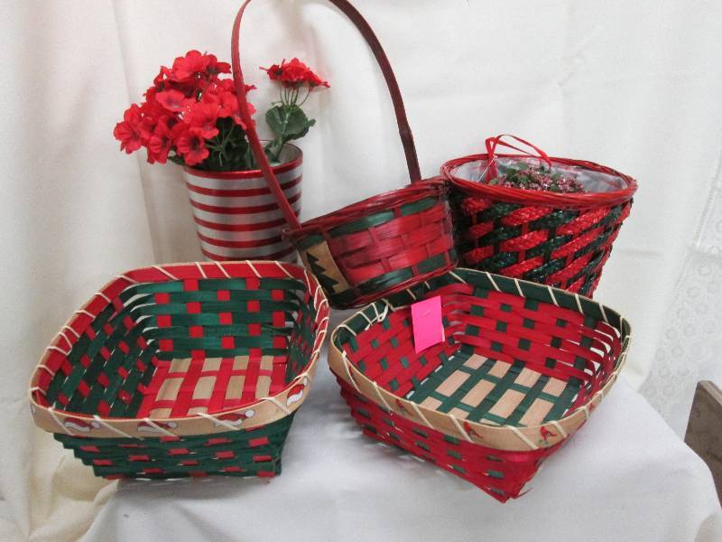 lot 77 image: Assorted Christmas colored woven ba...